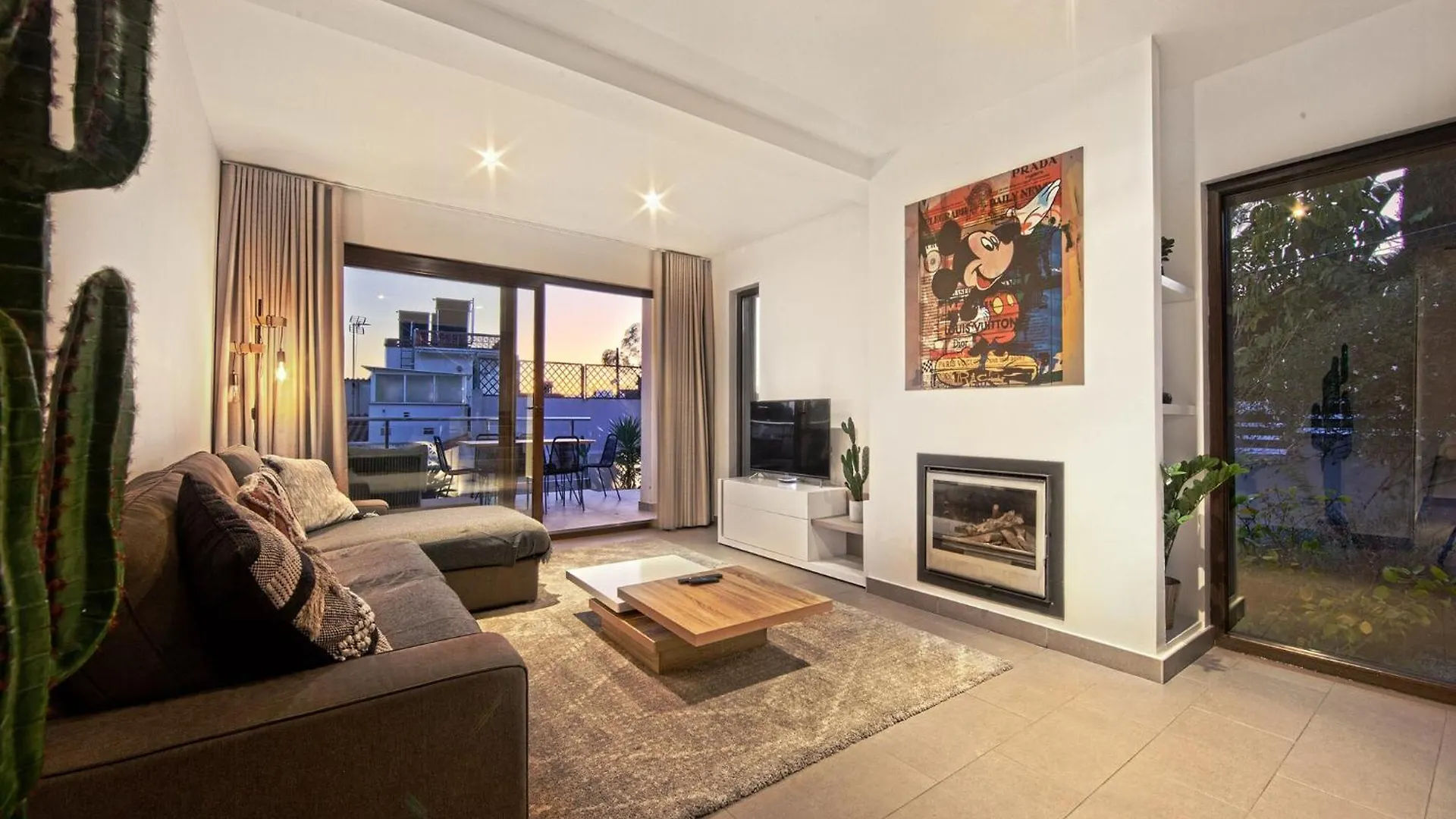 Modern Villa Near Costabella Beach 마르베야