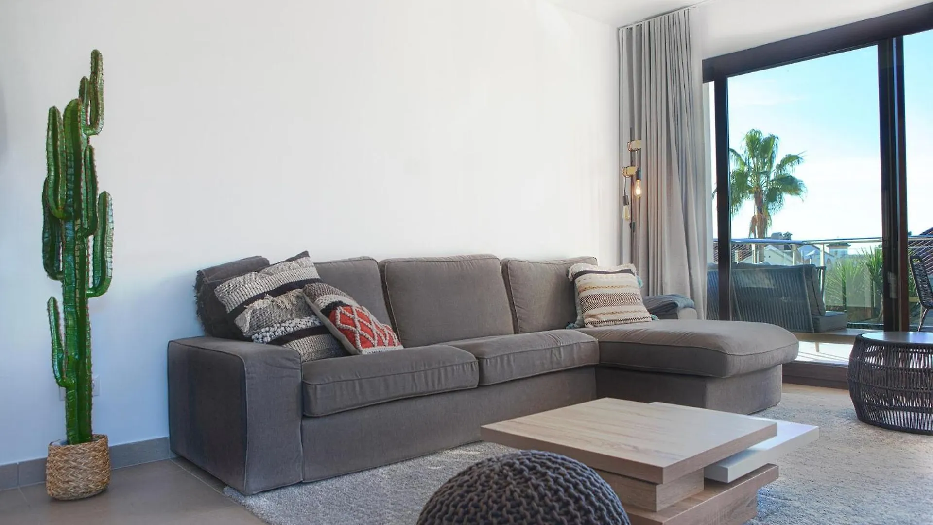 Modern Villa Near Costabella Beach 마르베야